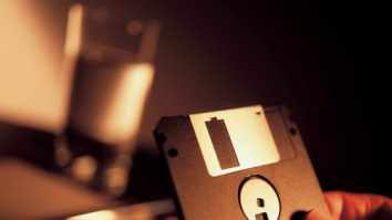 Tu mai foloseşti ”dischetele”? Boeing încă o face: aşa se fac update-urile pentru sistemul de navigaţie