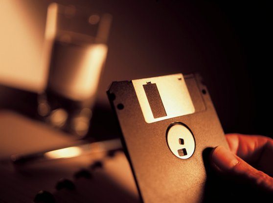 Tu mai foloseşti ”dischetele”? Boeing încă o face: aşa se fac update-urile pentru sistemul de navigaţie