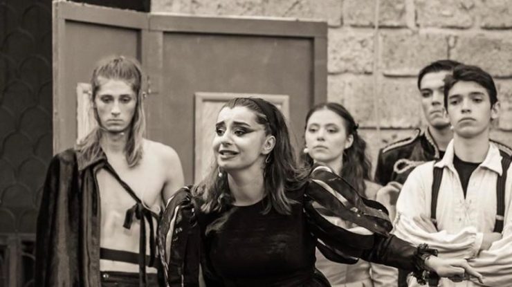 Bade şi Buse Ozgul au renunţat la visul de a deveni actriţe din cauza epidemiei