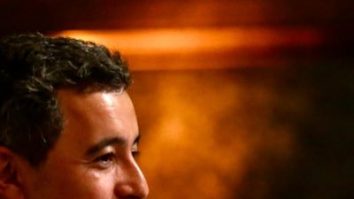 Un ministru le-a luat apărarea unor femei după ce doi polițiști le-au cerut să-și acopere sânii