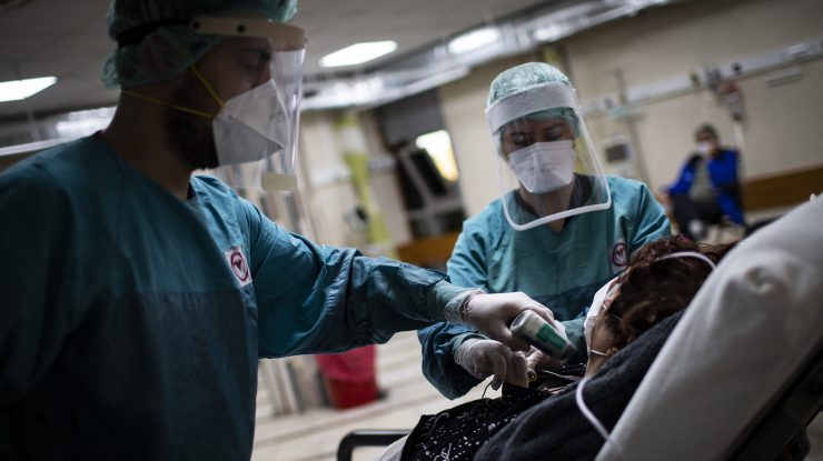 „Există o soluţie simplă prin care, în două săptămâni, să avem o îmbunătăţire a crizei sanitare”. Sfatul medicilor: ce trebuie să facă fiecare român