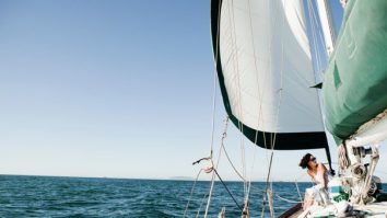 Vacanţă în siguranţă, pe iaht, în schimbul sumei de 10.000 de euro pe săptămână. „Mă bucur de mare şi scap de aglomeraţie”