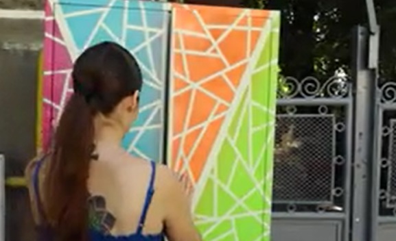 O tânără şi-a făcut propria bibliotecă în faţa casei. Cum arată