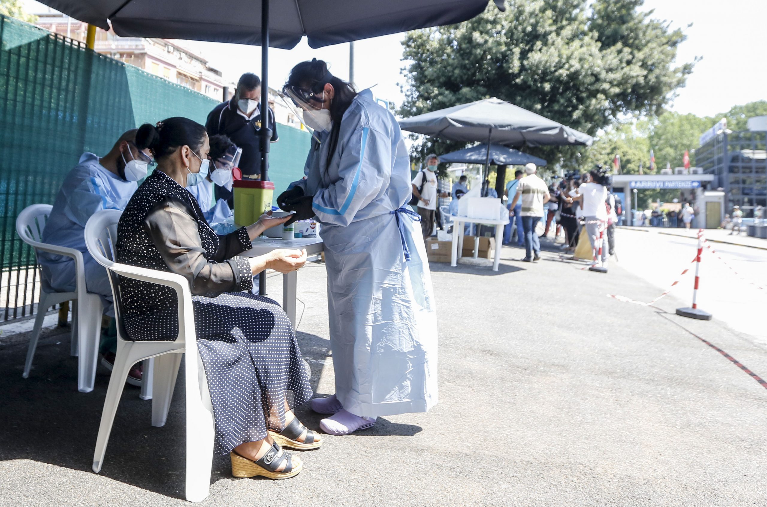 Italia extinde obligaţia de a te izola la domiciliu dacă vii din România şi Bulgaria