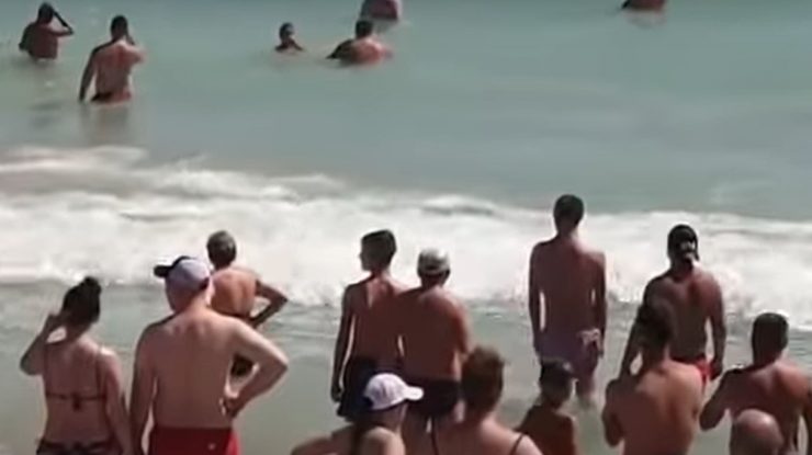 Lanț uman la Eforie Nord. S-au unit pentru a salva un bărbat băut, care s-a avântat în larg VIDEO