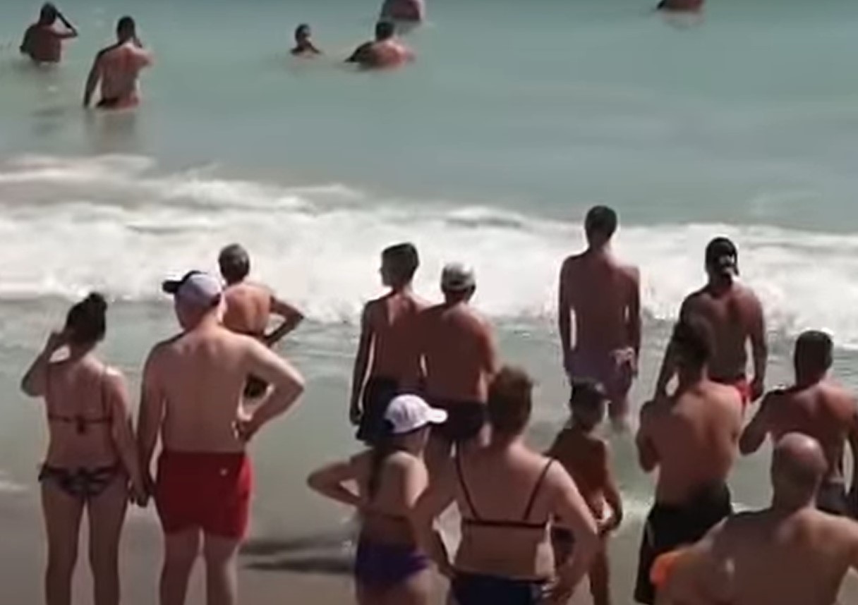 Lanț uman la Eforie Nord. S-au unit pentru a salva un bărbat băut, care s-a avântat în larg VIDEO