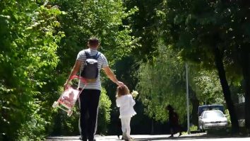 Mamele, mai stresate decât tații în pandemie. Explicația psihologului