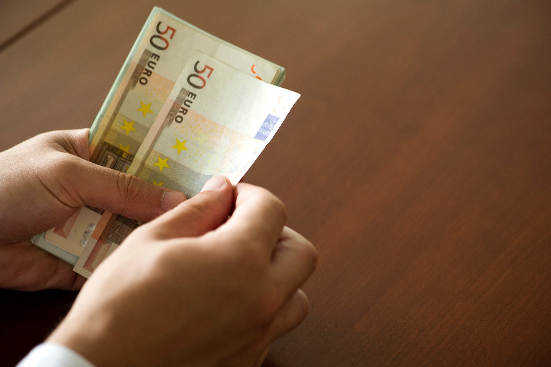 Germania testează venitul minim garantat. 120 de germani vor primi 1200 de euro pe luna timp de trei ani