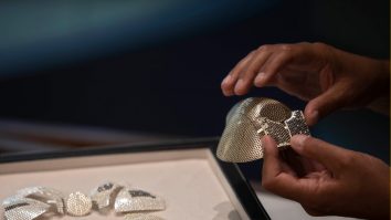 Cum te faci remarcat în pandemie? Porţi o mască anti COVID-19 în valoare de 1.5 milioane de dolari