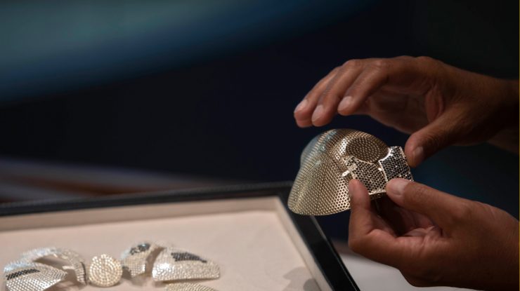 Cum te faci remarcat în pandemie? Porţi o mască anti COVID-19 în valoare de 1.5 milioane de dolari