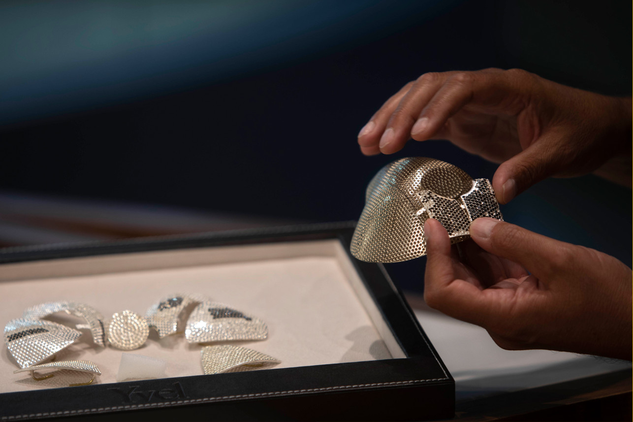 Cum te faci remarcat în pandemie? Porţi o mască anti COVID-19 în valoare de 1.5 milioane de dolari