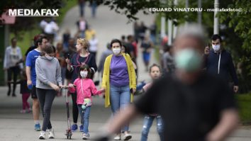 Un nou judeţ impune masca de protecţie obligatorie în spaţii deschise aglomerate