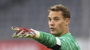 Manuel Neuer, campionul din poarta lui Bayern, a apărat cu ursulețul lângă el