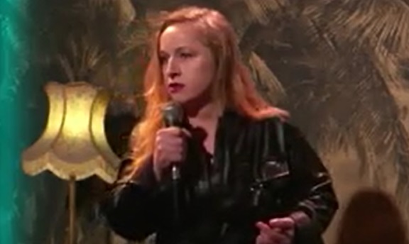 Bianca, un stand-uper român cu succes în Spania: „Oamenii și-au pierdut încrederea”