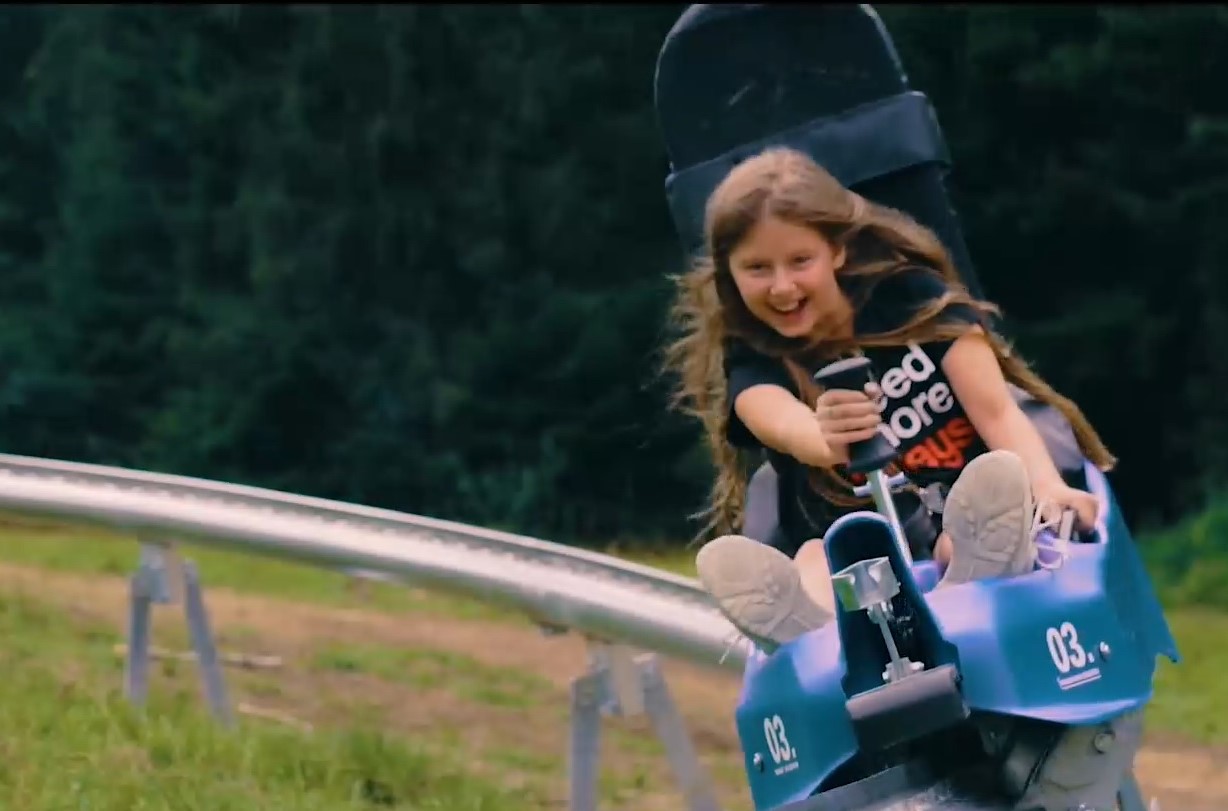 Te simți ca în Austria într-un parc de distracţii din staţiunea montană Durău. Ce poți face acolo