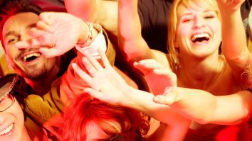 Focar de infecție în Franța, după ce un tânăr infectat cu COVID-19 a participat la o petrecere. Clubul, închis pentru două luni