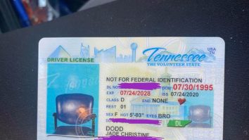 O femeie a fost uimită când a văzut un scaun în loc de chipul ei în poza din permisul de conducere