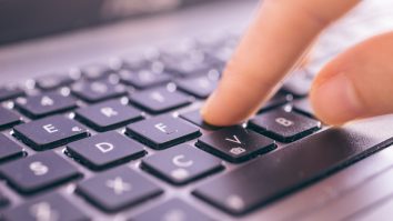 O româncă nu mai are voie să posteze poze cu fiicele ei fără acordul fostului soţ