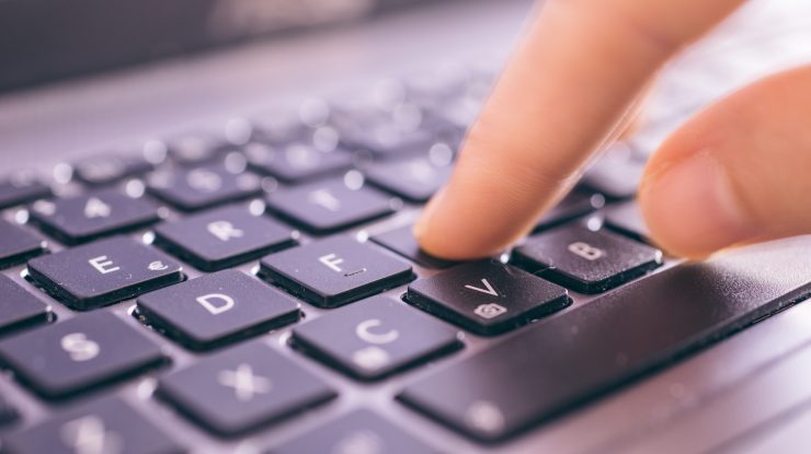 O româncă nu mai are voie să posteze poze cu fiicele ei fără acordul fostului soţ