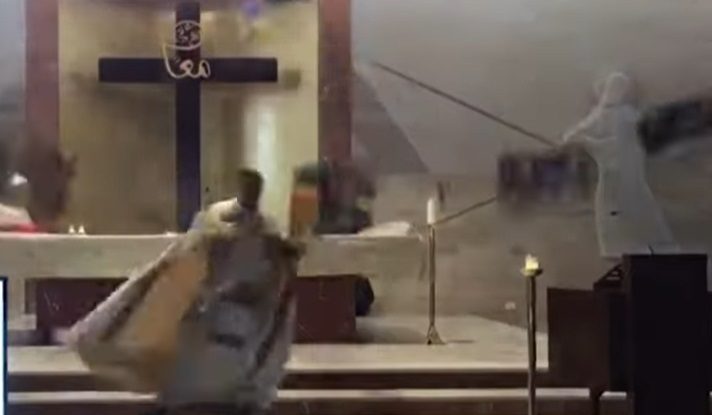 Momentul în care un preot din Beirut o ia la goană când cad bucăți din tavanul bisericii