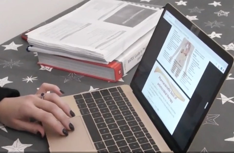 Elevii încep să le pună absențe profesorilor: „Nu s-a reuşit conexiunea la internet”