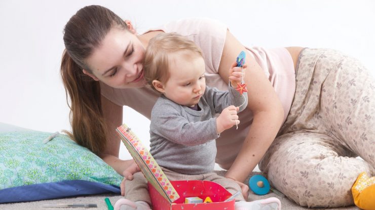 Cererile pentru babysitter scad la jumătate, în timp ce părinții sunt în așteptare