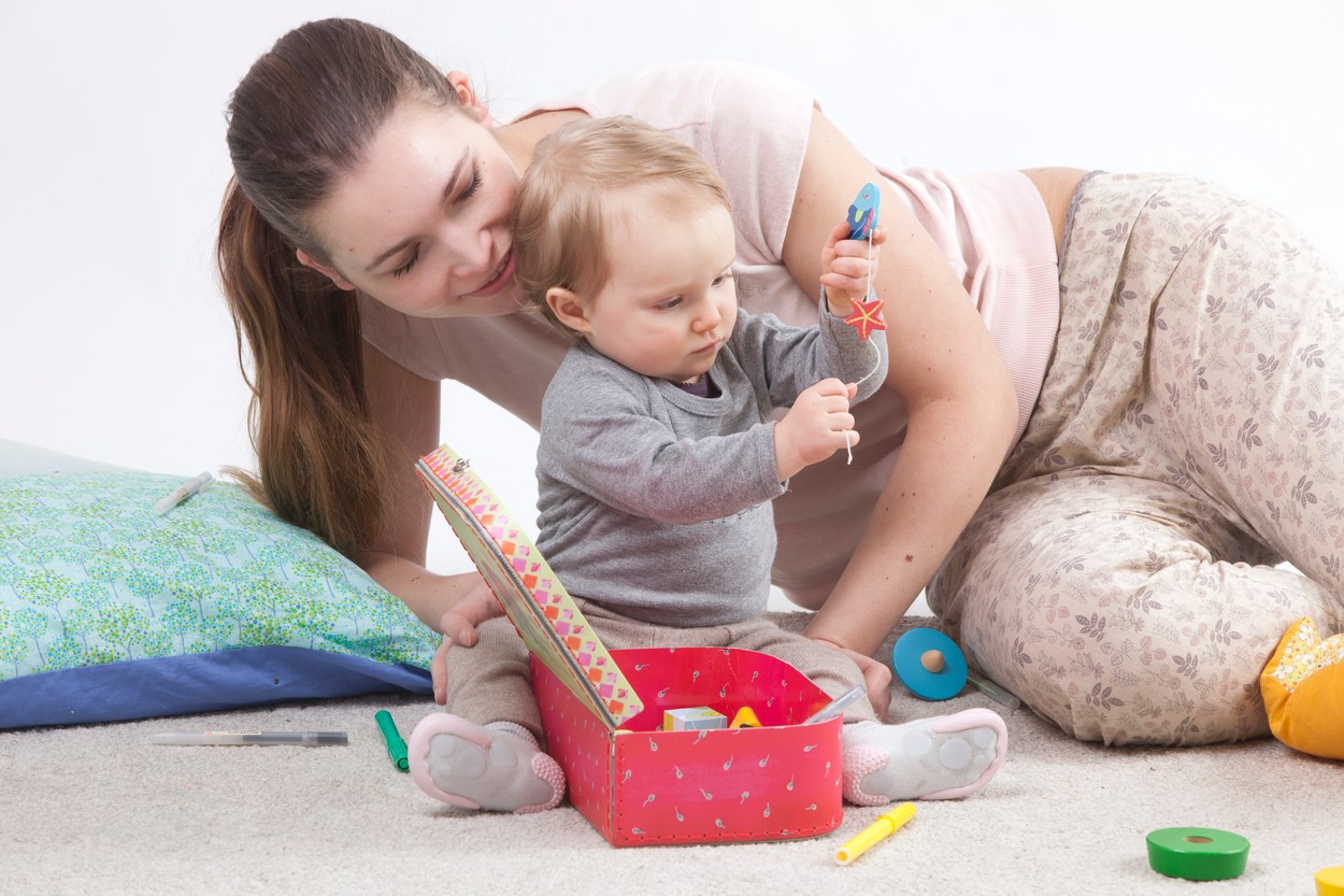 Cererile pentru babysitter scad la jumătate, în timp ce părinții sunt în așteptare