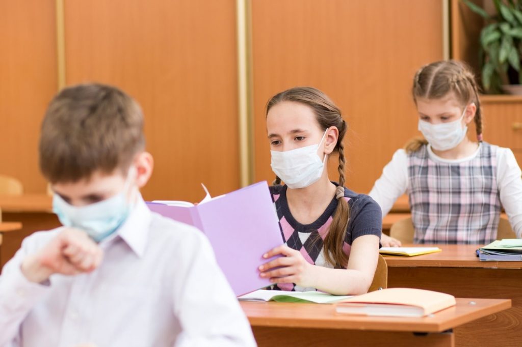 Dacă au mai mult de 11 ani, elevii din Franţa vor fi obligați să poarte masca de protecție la școală