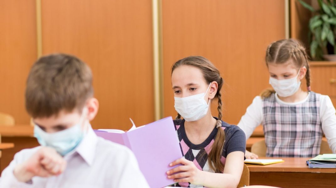 Dacă au mai mult de 11 ani, elevii din Franţa vor fi obligați să poarte masca de protecție la școală
