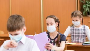 Dacă au mai mult de 11 ani, elevii din Franţa vor fi obligați să poarte masca de protecție la școală