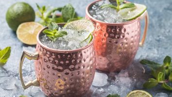 Vlad şi Răzvan îţi spun cum reuşesc să vândă cocktailuri în pandemie: singurul mod de a evita falimentul