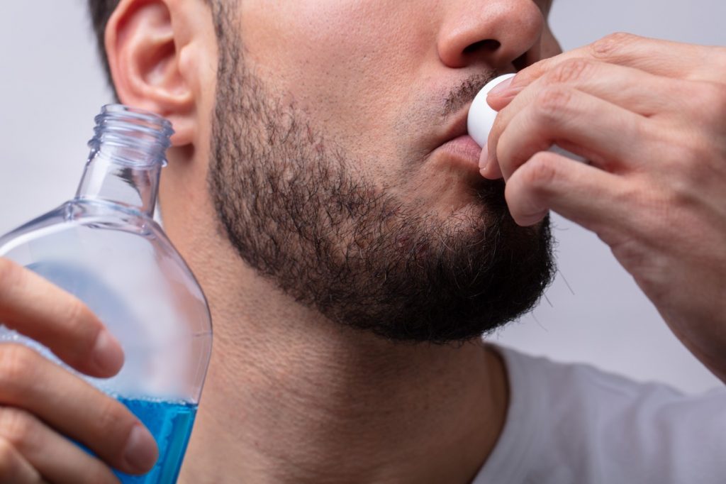 Apa de gură ar putea reduce riscul de infectare cu noul coronavirus, susțin oamenii de știință