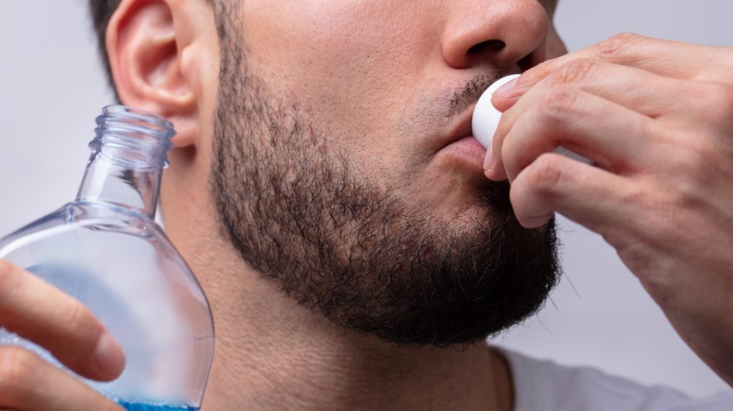 Apa de gură ar putea reduce riscul de infectare cu noul coronavirus, susțin oamenii de știință