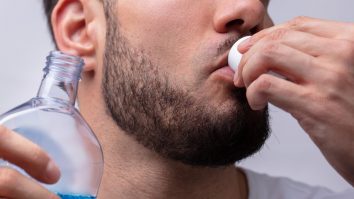 Apa de gură ar putea reduce riscul de infectare cu noul coronavirus, susțin oamenii de știință