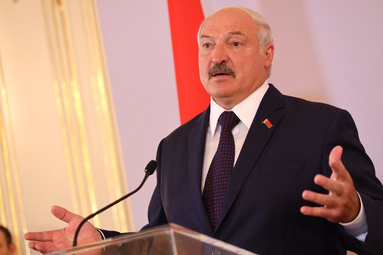 O lună de proteste în Belarus, dar dictatorul Lukaşenko refuză să lase puterea