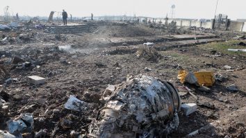 Înregistrarea din cabina avionului doborât cu rachete de Iran arată că toată lumea era în viață după primul impact