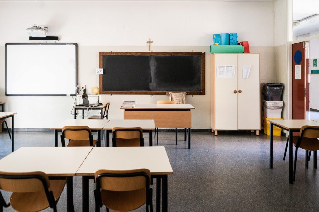 Italia se pregătește de redeschiderea școlilor cu... ferăstrăul