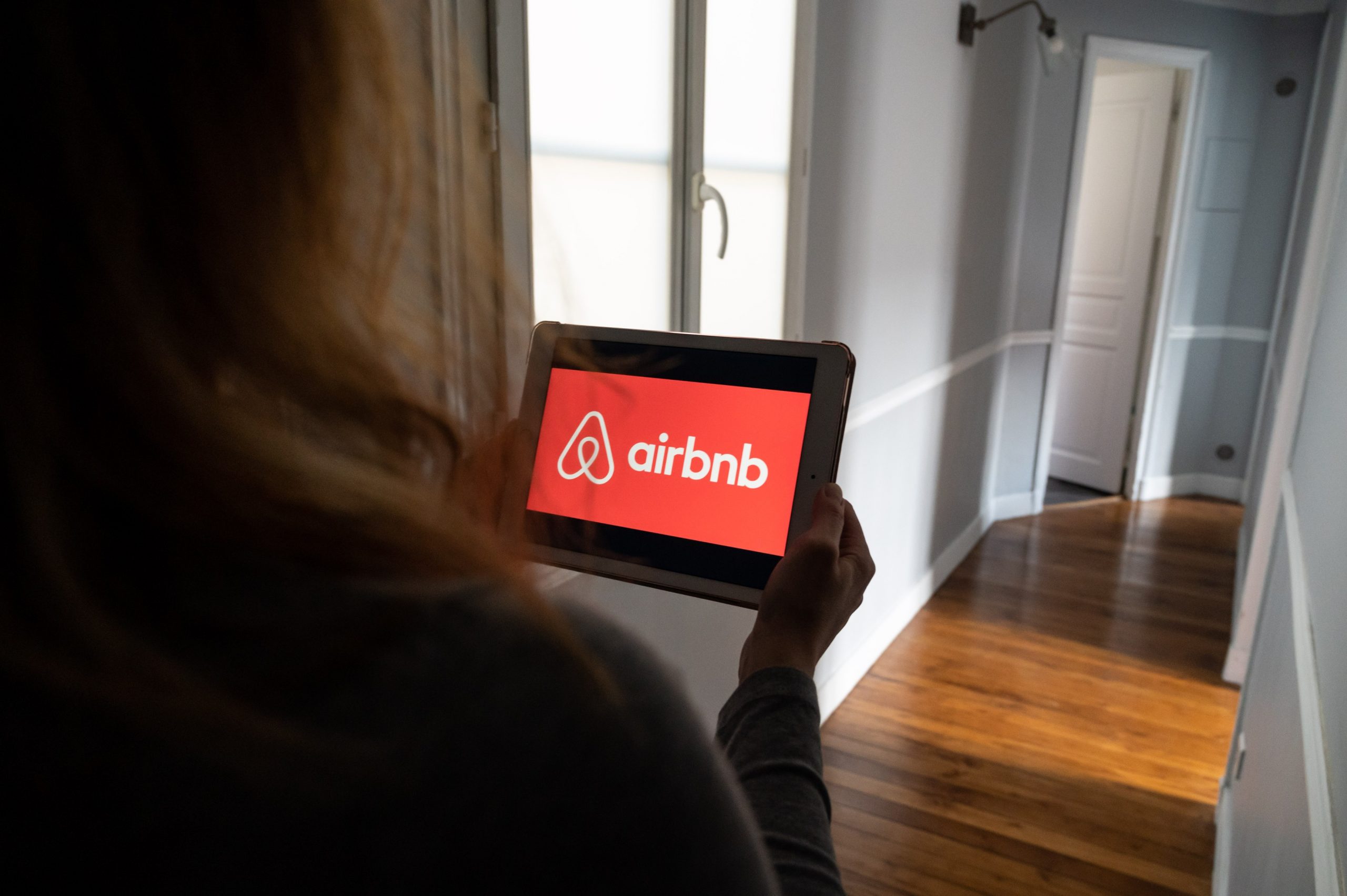Premieră: Airbnb își dă în judecată un client pentru că a organizat o petrecere ilegală, soldată cu moartea a trei persoane