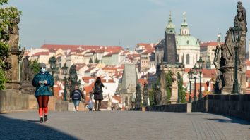 Cehii trebuie să poarte din nou masca de protecție în spațiile publice închise, din 1 septembrie