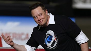 Musk l-a bătut pe Bezos în cursa pentru spaţiu. SpaceX va furniza rachete pentru lansările Pentagonului
