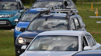 Poți scăpa de un drum în plus. Mai nou, dealerul îți poate înmatricula mașina