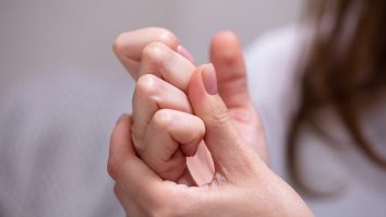 O tânără de 17 ani şi-a ucis bebeluşul cu mai multe lovituri în cap