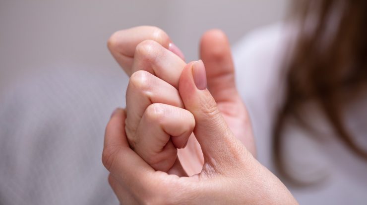 O tânără de 17 ani şi-a ucis bebeluşul cu mai multe lovituri în cap