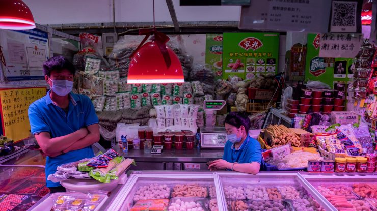 Experții sunt tot mai ingrijorați cu privire la răspândirea virusului pe ambalajele de mâncare