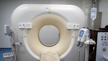 O pacientă suferise un AVC a fost rănită de o bucată de metal în computerul tomograf