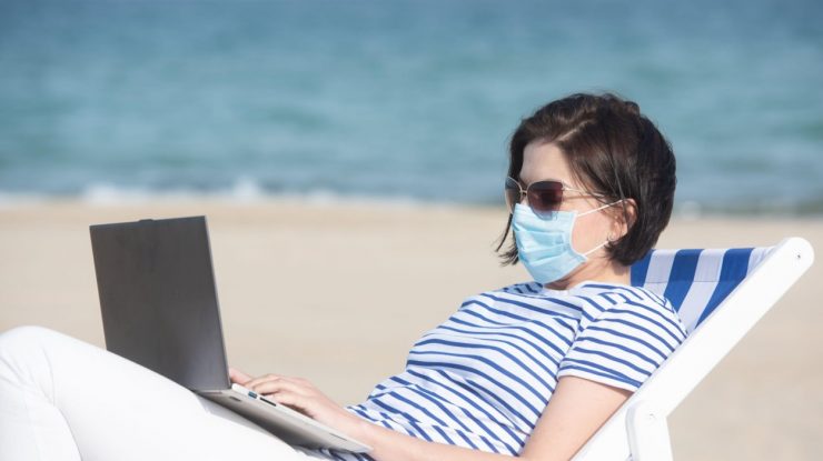 Munca de la birou s-a mutat pe plajă