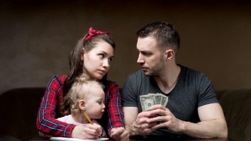 Ce spun părinţii de creşterea cu 20% a alocaţiilor. Părerea unui analist financiar