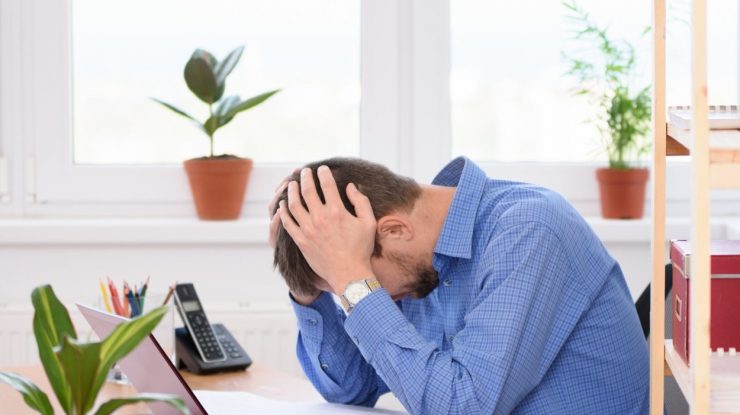 Ce pățești dacă „minți“ în CV. Povestea atipică a unui bărbat „prea școlit“ pentru postul pe care îl avea