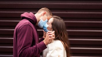 Studenții, îndemnați să poarte măști în timp ce fac sex pentru a opri răspândirea coronavirusului