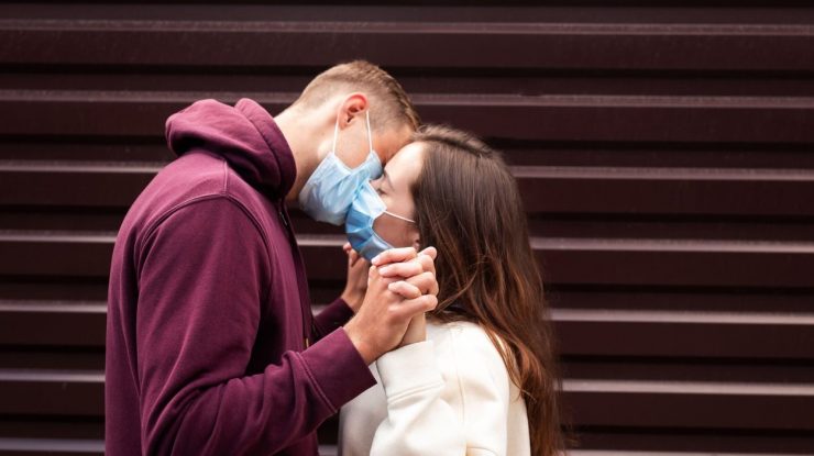 Studenții, îndemnați să poarte măști în timp ce fac sex pentru a opri răspândirea coronavirusului